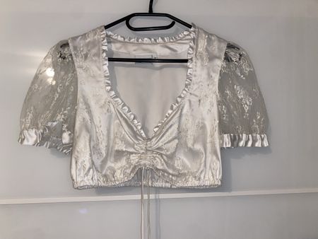 Dirndlbluse weiss mit Spitzenärmeln neuwertig