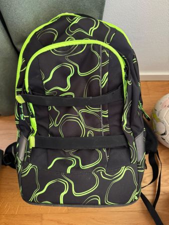 Satch Schulrucksack – Schwarz/Neongrün – sehr guter Zustand