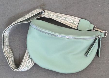 Bananen Tasche mintgrün mit Mustergurt lederoptik