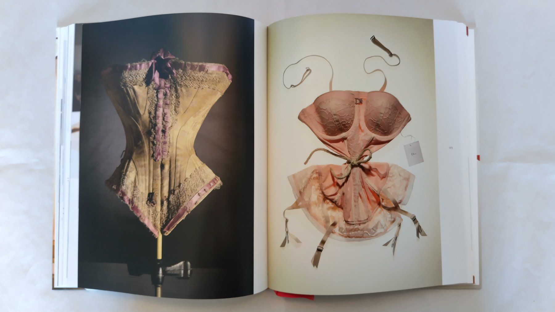 Libri: Secrets - Einblicke in das Reich der Dessous / Buch 2008 – Usato da Bellach venduto da JingleJerry 8