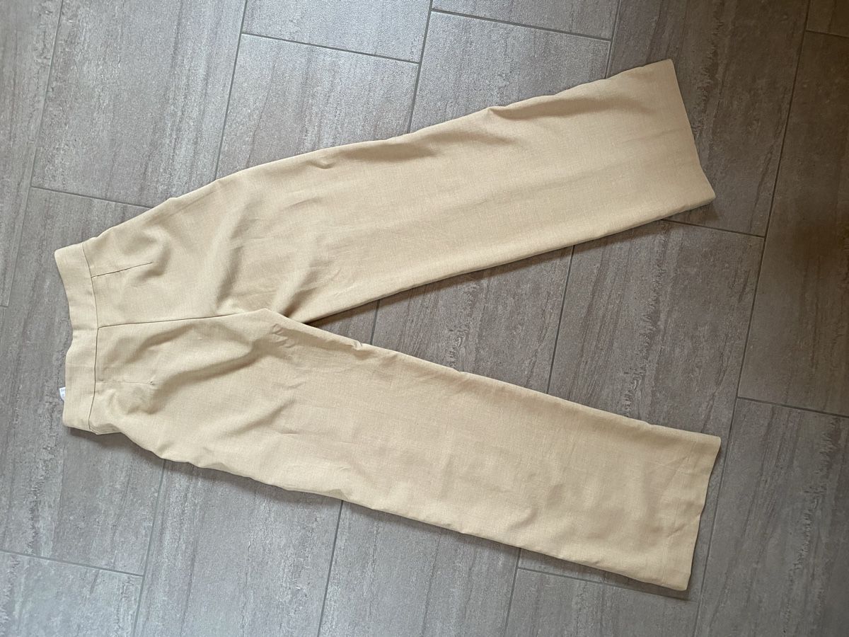 Pantaloni: Bershka Anzugshose beige – Usato da Jenaz venduto da ser_5h5w 1