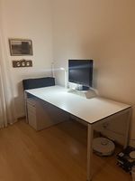 Grosser Bürotisch