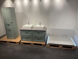 064 Badmöbelkombination, 3-Teilig, Zierarth Spiegel, 123cm