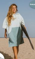 Poncho serviette bleu/gris avec une poche ventrale