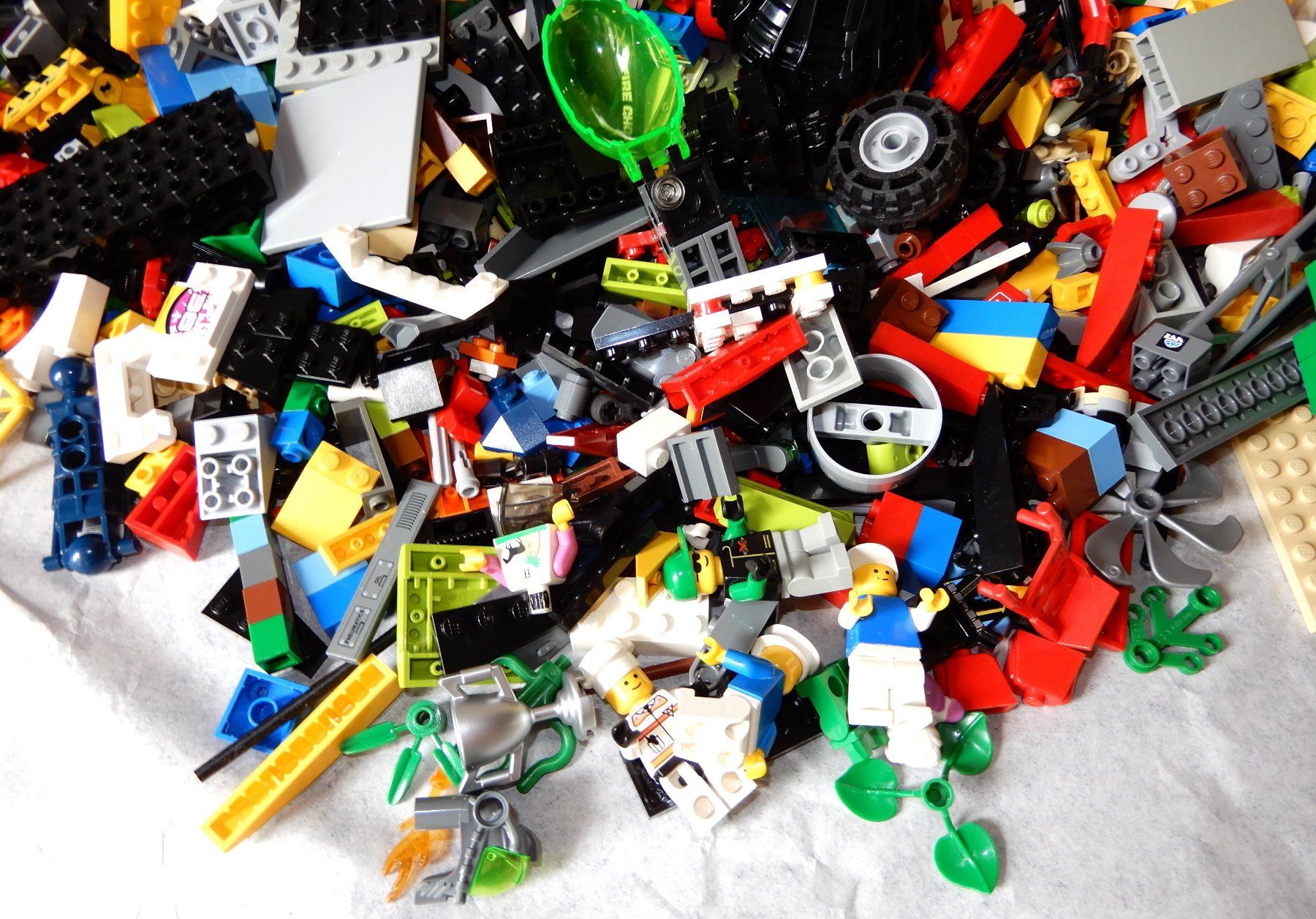 Lego Kit di costruzioni: LEGO Technic diverse 2,4 Kg mit6 Minifiguren – Usato da Senèdes venduto da tintinette43 2