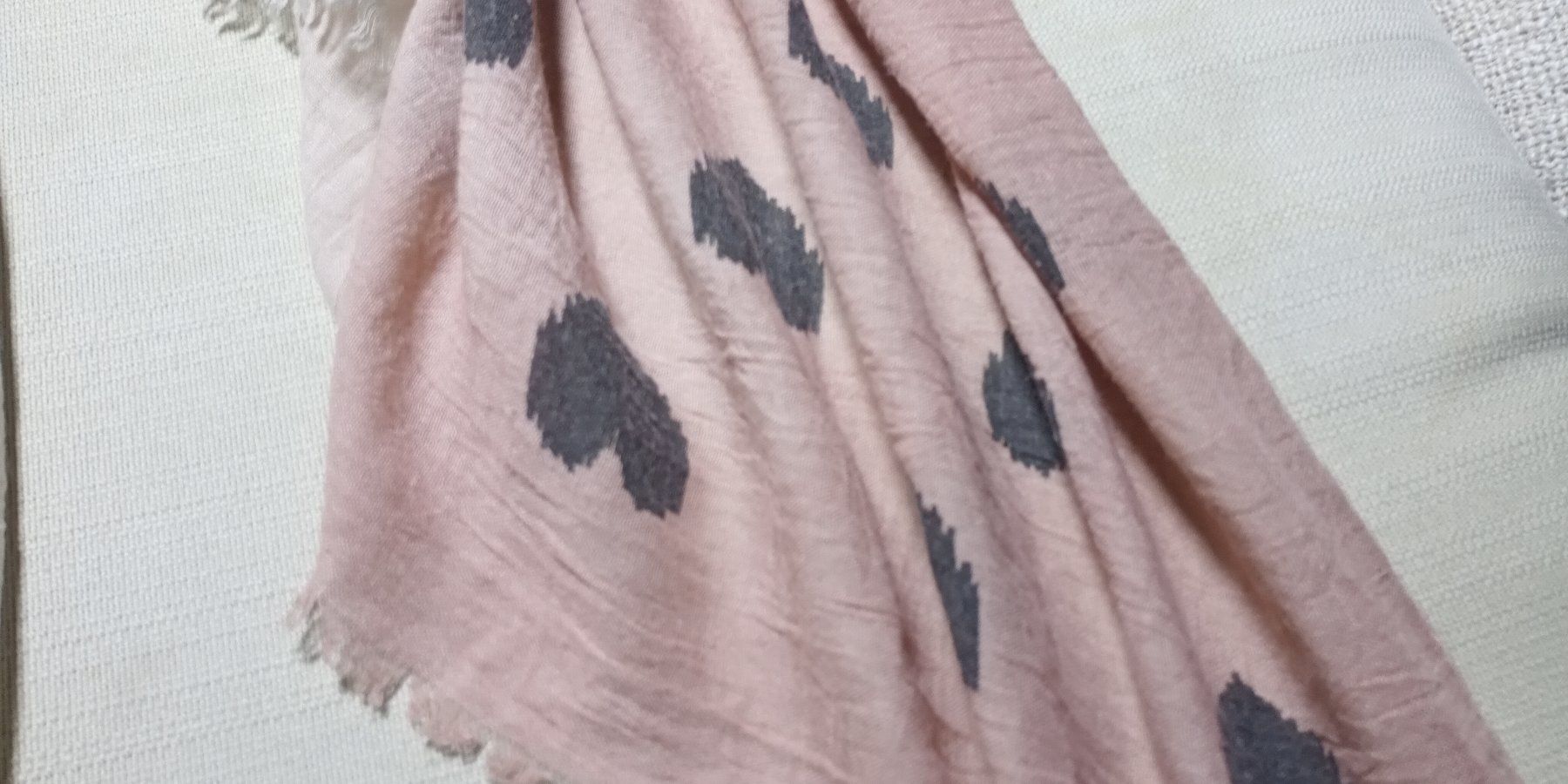 Foulard & Sciarpe: Romantischer Schal mit Herze zu Nile Odd Molly – Usato da St. Gallen venduto da Hereplaysmusic 2