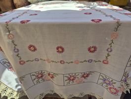 Tischdecke bestickt weiss mit Blumenmuster Landhausstil
