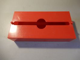 Roter Taschentuchspender mit Griffen und Deckelausschnitt