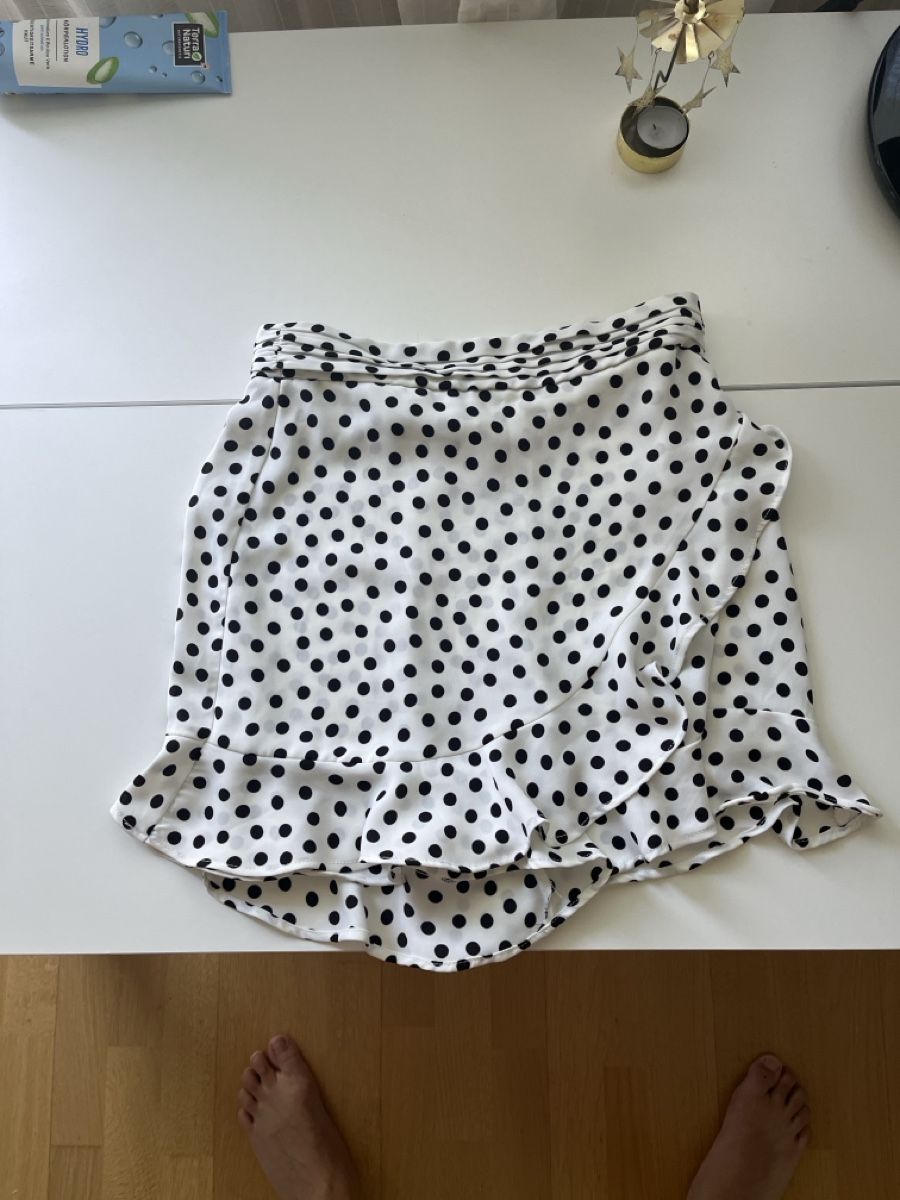 Zara Gonne: Short élégant pois blanc et noir taille S – Usato da Bern venduto da ire_2lpy