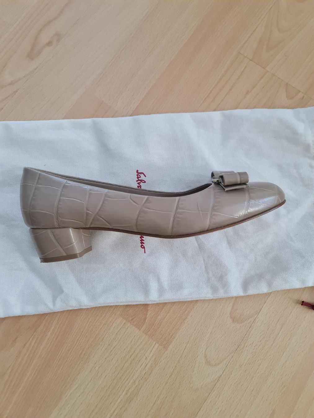 Salvatore Ferragamo Scarpe da donna: Elegante Ferragamo Pumps, Gr. 38, beige – Nuovo (secondo la descrizione) da Ibach venduto da ole_6whn 5