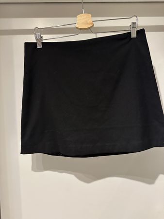 Kurzer Elegant Rock schwarz Reissverschluss hinten Grösse 44