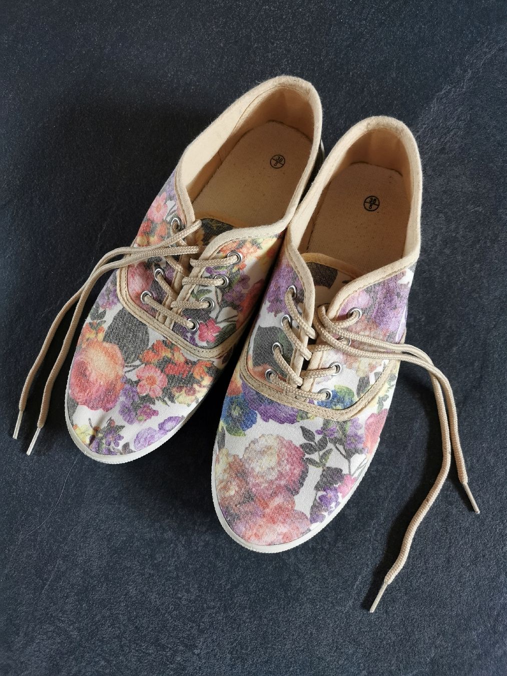 Scarpe da donna: Blumen Sneaker, Stoffschuhe, Gr. 38.5 – Usato da Obergerlafingen venduto da Sigus