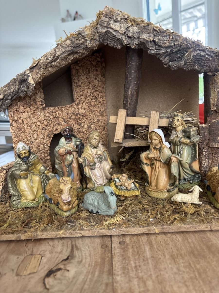 Alle Dekorationen: Wunderschöne Weihnachtskrippe mit Figuren  – Gebraucht aus Kriens von Mollinos