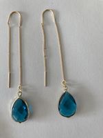 Boucles d’oreilles dorées avec cabochon goutte en verre bleu