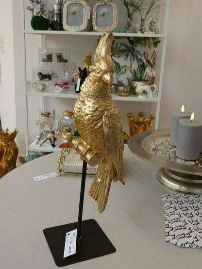 Figuren: Kakadu Gold auf Metallständer – Neu und originalverpackt aus Schaffhausen von AtelierPudesco