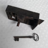 Antikes Kastenschloss mit einem Schlüssel