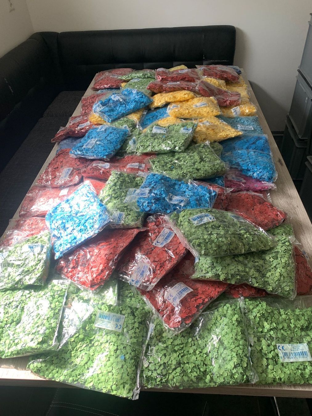 Tutte le decorazioni: Konfetti 100 Sach a 100gr – Usato da Langenthal venduto da Brunnbach 1