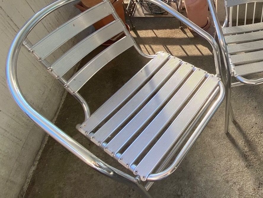 Zwei Mal Garten Stuhl aus Aluminium gebraucht stapelbar Kaufen auf