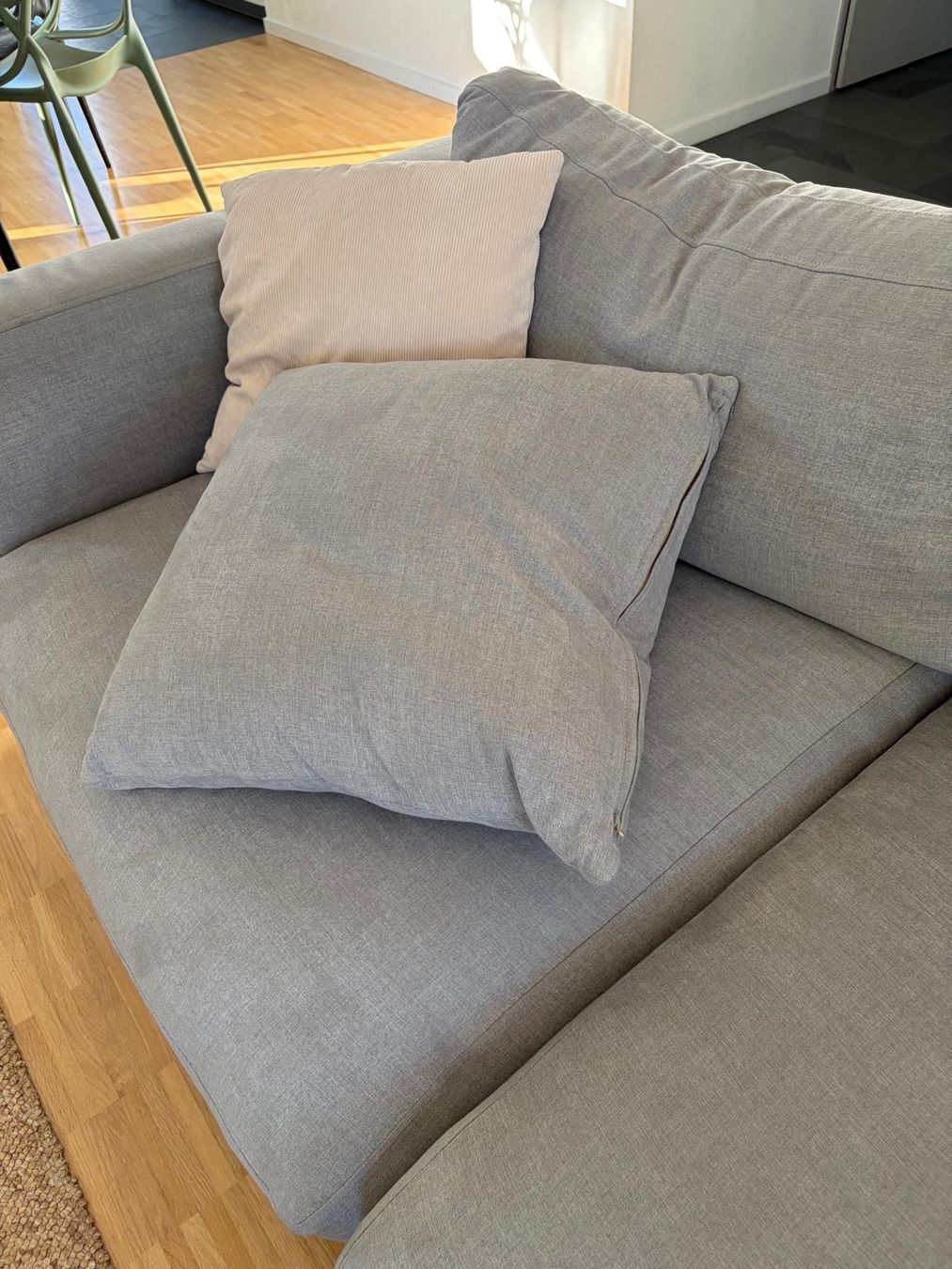 Divani: Gemütliches graues Sofa mit Kissen – Usato da Küsnacht ZH venduto da eme_mbq5 3