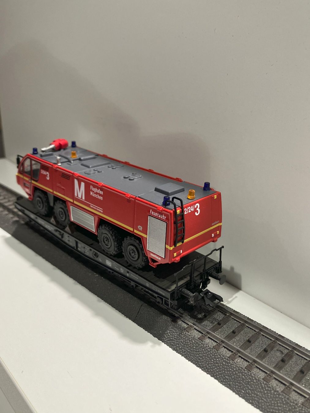 Märklin Modellini di ferrovie: märklin; schwerlastwagen DB mit FW-Auto – Nuovo (secondo la descrizione) da solothurn venduto da Lrz74 3