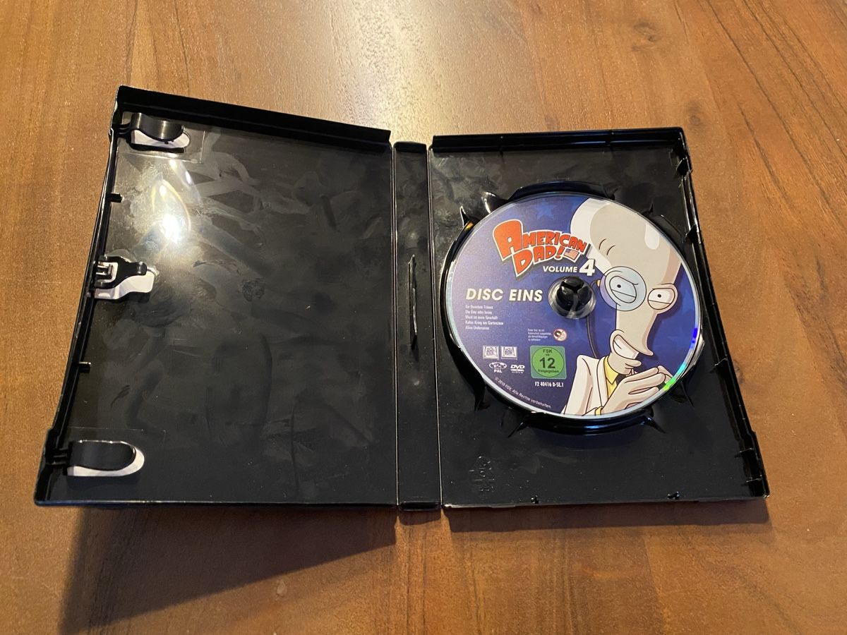 Tutti i DVDs: American Dad Volume 4 DVD – Usato da Thunstetten venduto da Virus_33 1