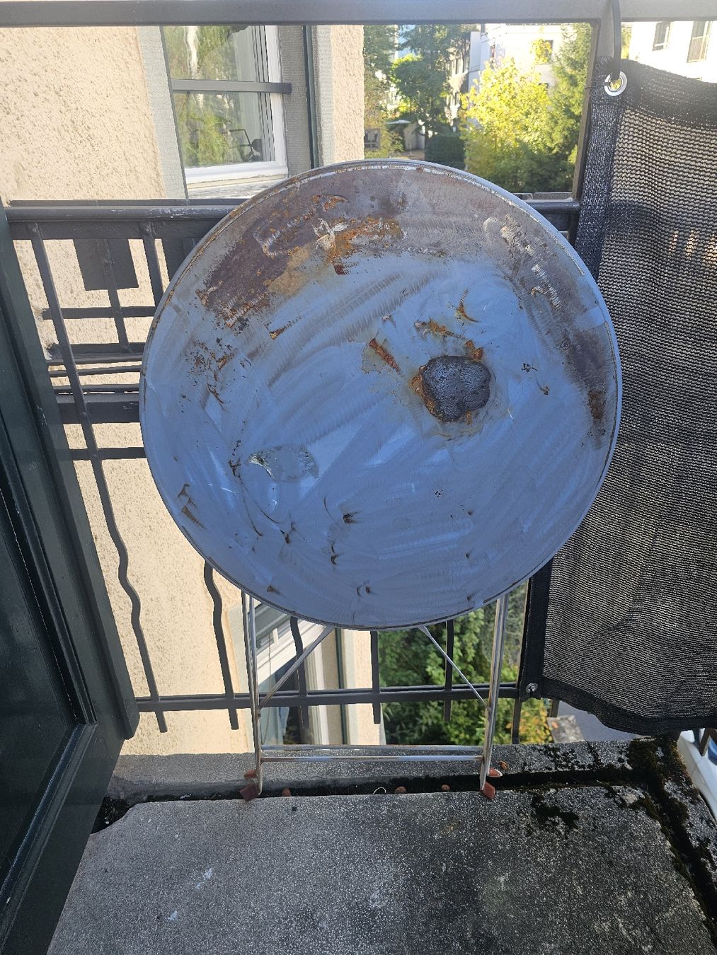 Tische: Balkontisch Metall stark verrostet gratis – Defekt aus Zürich von SelinaA. 2