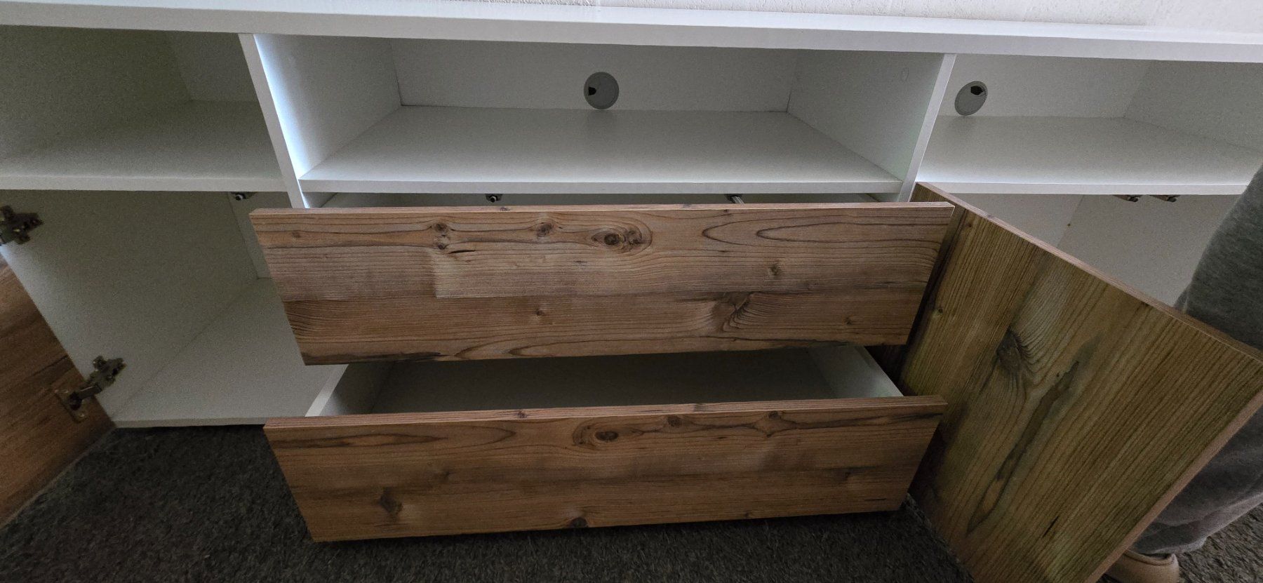 Commodes: Weisse Kommode mit Holzfarbenen Türen – D'occasion à Lufingen par ann_vs27 5