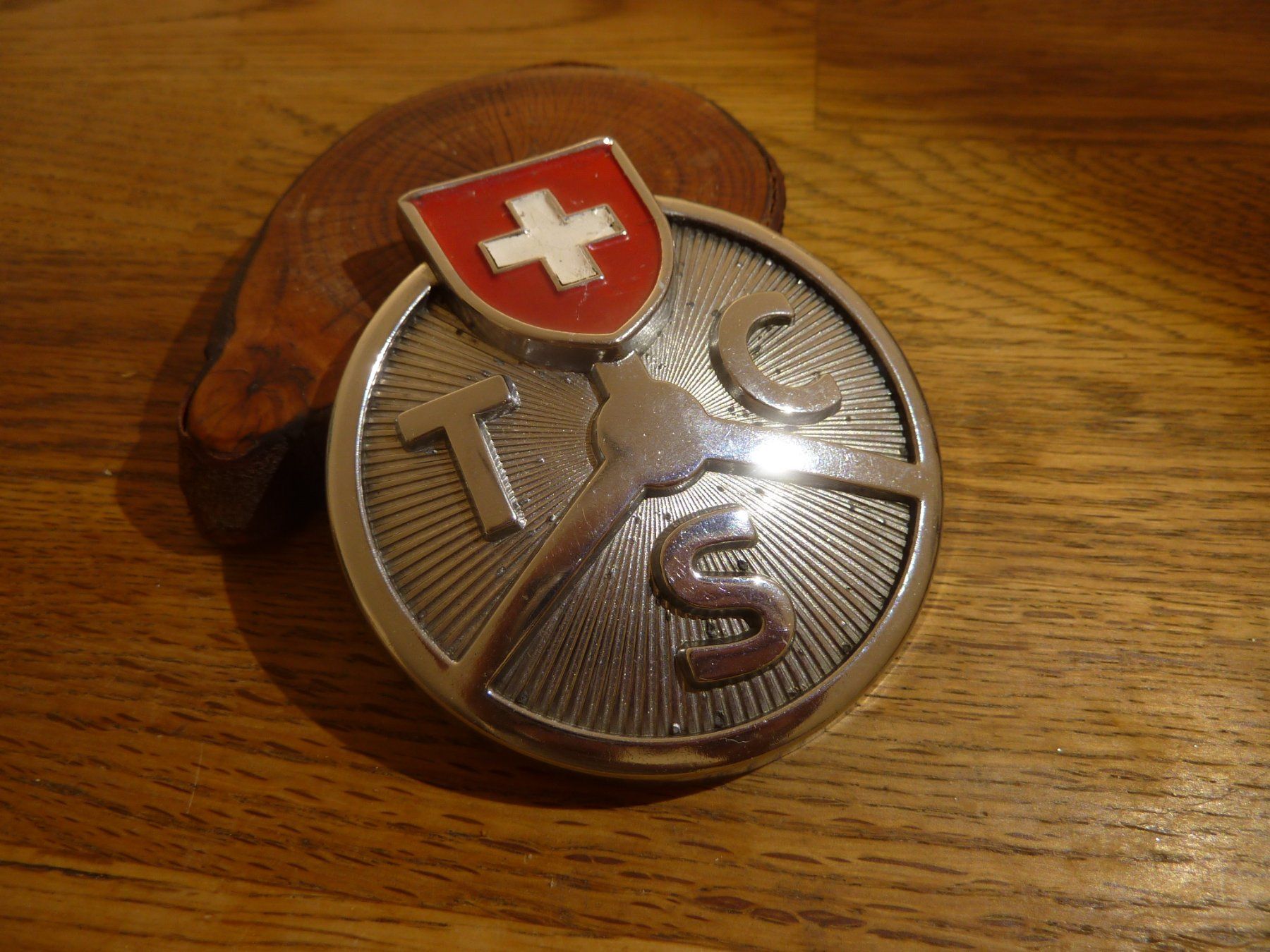 Toutes les pièces auto: Antikes TCS Emblem Auto Oldtimer Zubehör Chromstahl – D'occasion à Hochfelden par swissice