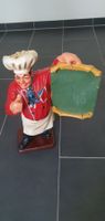 Mario der Koch mit Tafel
