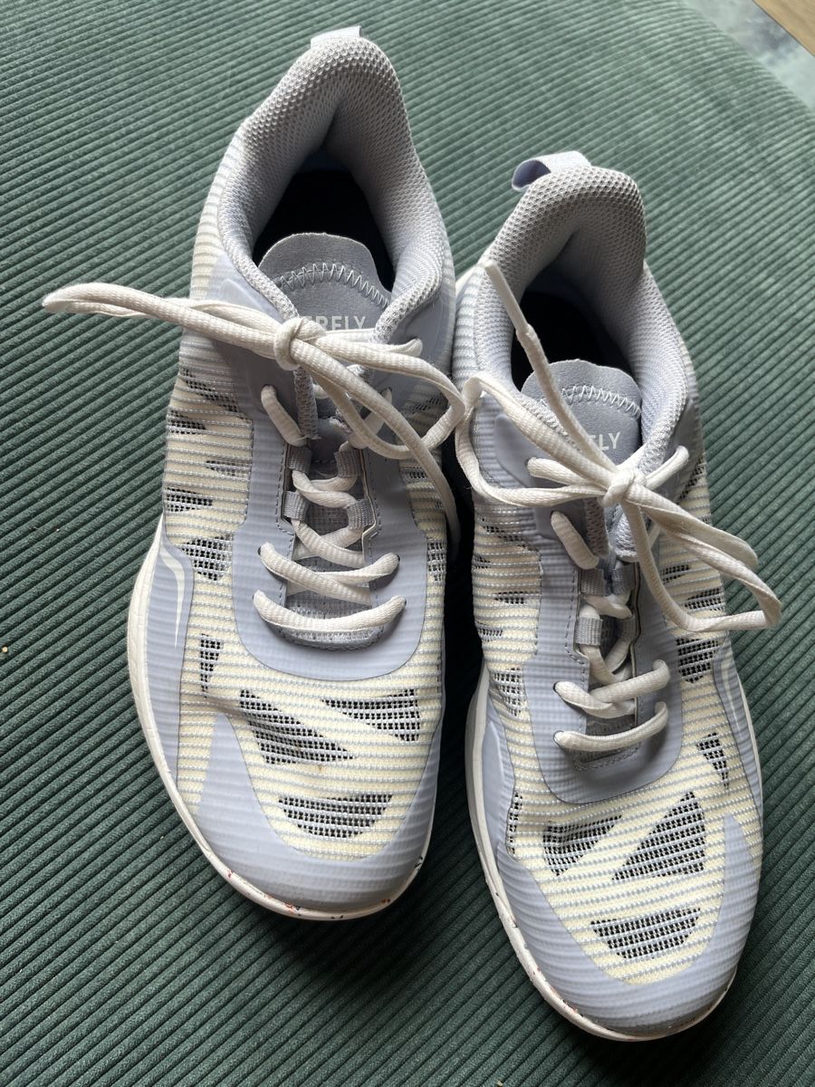 Chaussures femmes: Damen Hallenschuh Grösse 40 – D'occasion à Bremgarten AG par hoko16