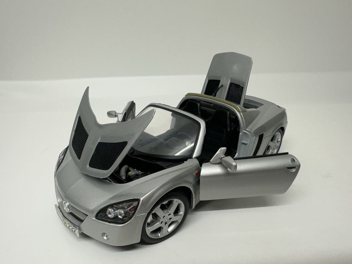 Maisto Modellautos: Opel Speedster 1:18, silber, Maisto – Gebraucht aus Zofingen von  8
