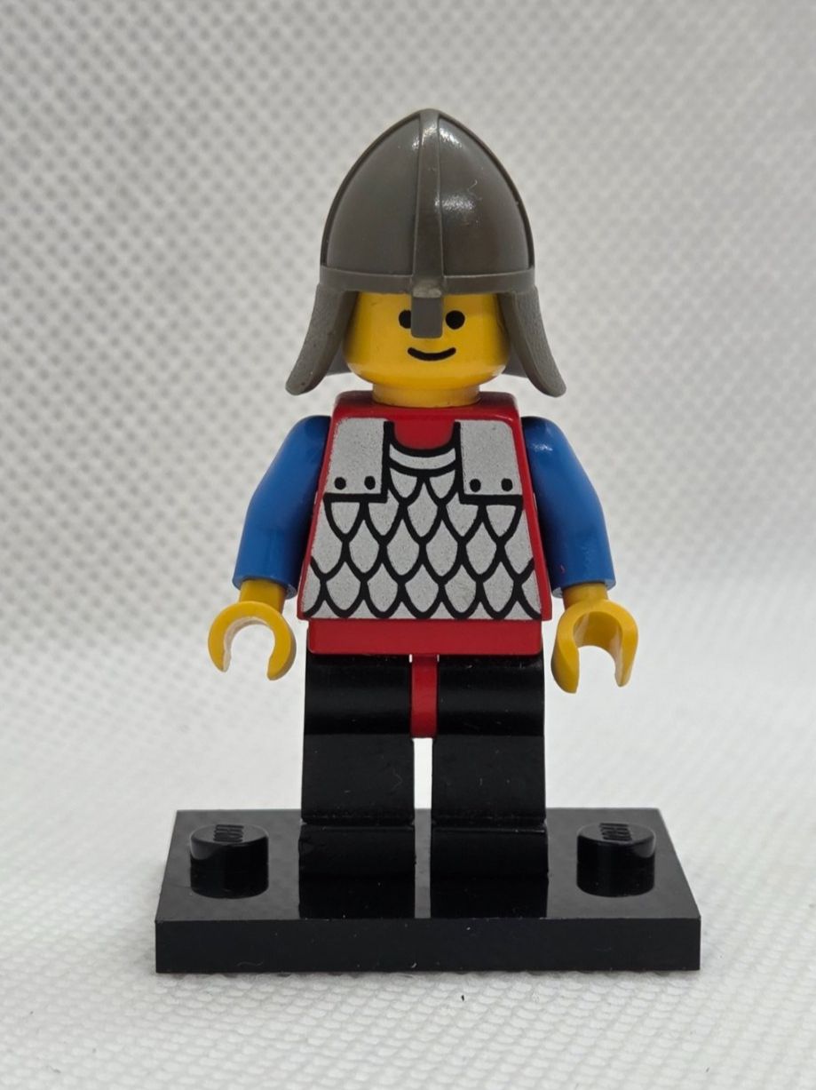 Lego Kit di costruzioni: LEGO Castle cas150 Scale Mail - Red with Blue Arms – Usato da Basadingen venduto da NekoBricks