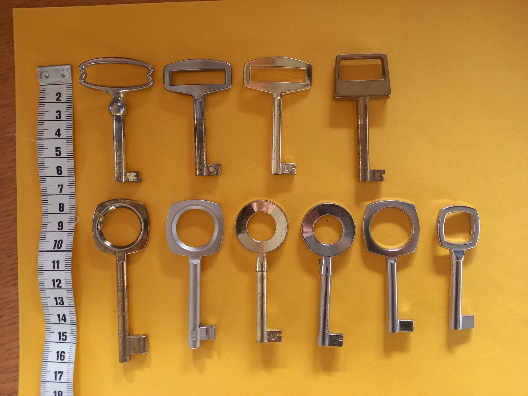 Chiavi: Lot de 10 clefs à panneton pour meubles – Usato da Rossens FR venduto da Souris1
