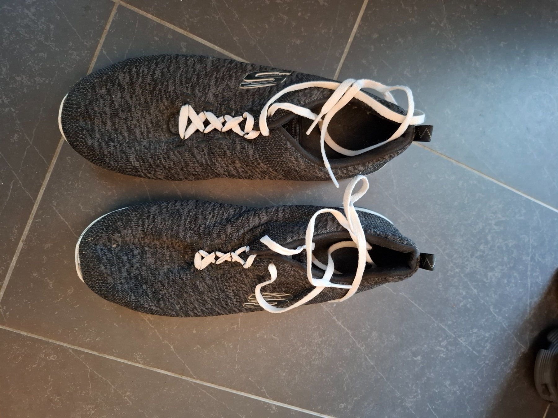 Damenschuhe: Skechers Sneaker Gr. 41 – Gebraucht aus Roggwil BE von Konda