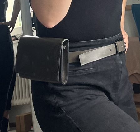 & Other Stories Leder-Gürteltasche mit Gürtel – Dunkeloliv