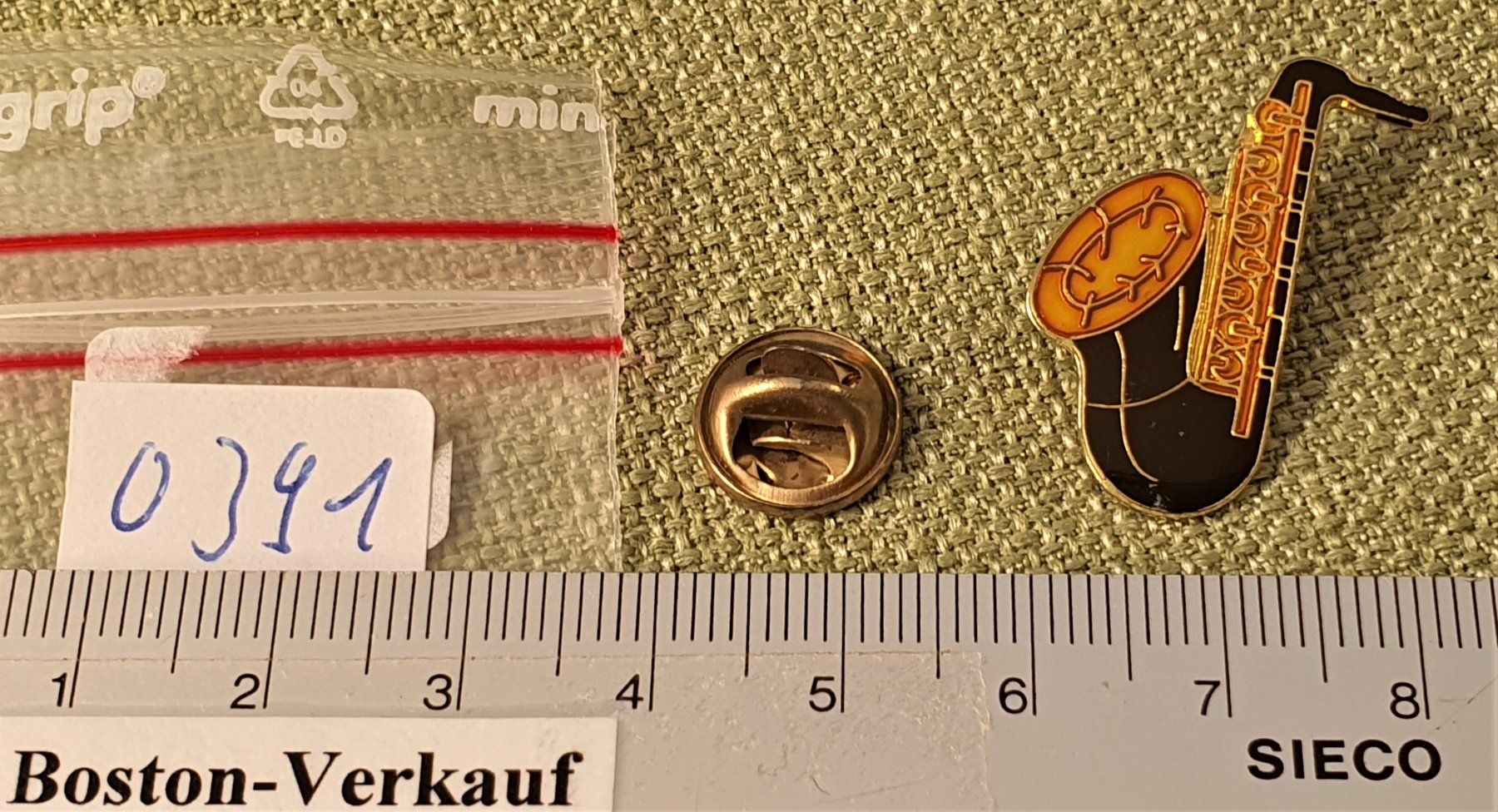 Placchette & Badge: O391 - Pin Saxophon – Usato da Reinach BL venduto da Boston-Verkauf 1