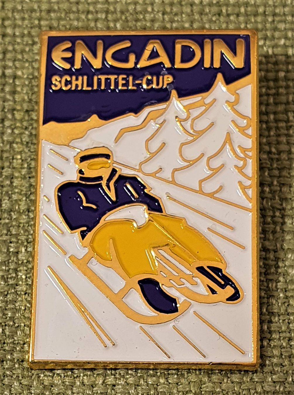 Broschen & Nadeln: X5 - Brosche Engadin Graubünden Schlittel Cup – Gebraucht aus Reinach BL von Boston-Verkauf