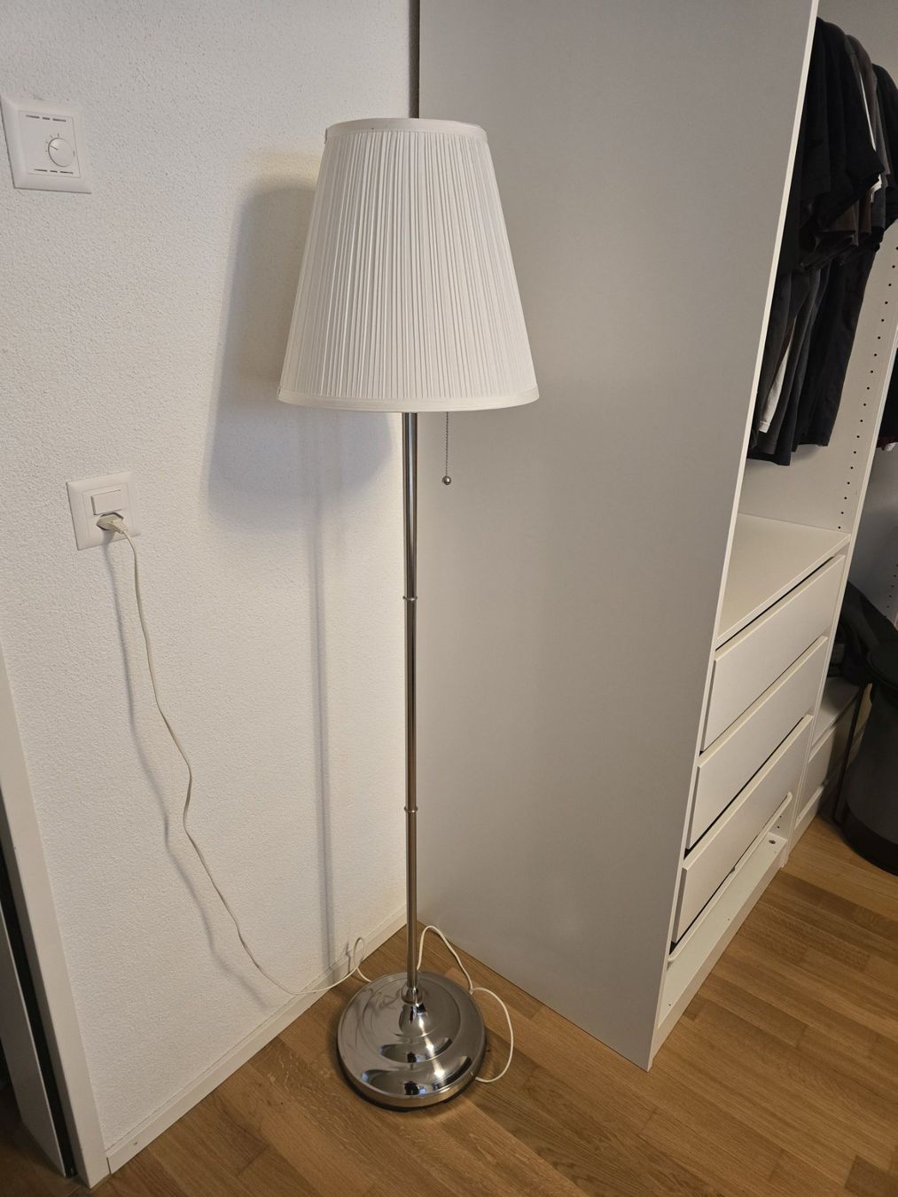 Ikea Lampen: Schlichte Stehlampe mit weissem Lampenschirm – Gebraucht aus Staufen von sandy23