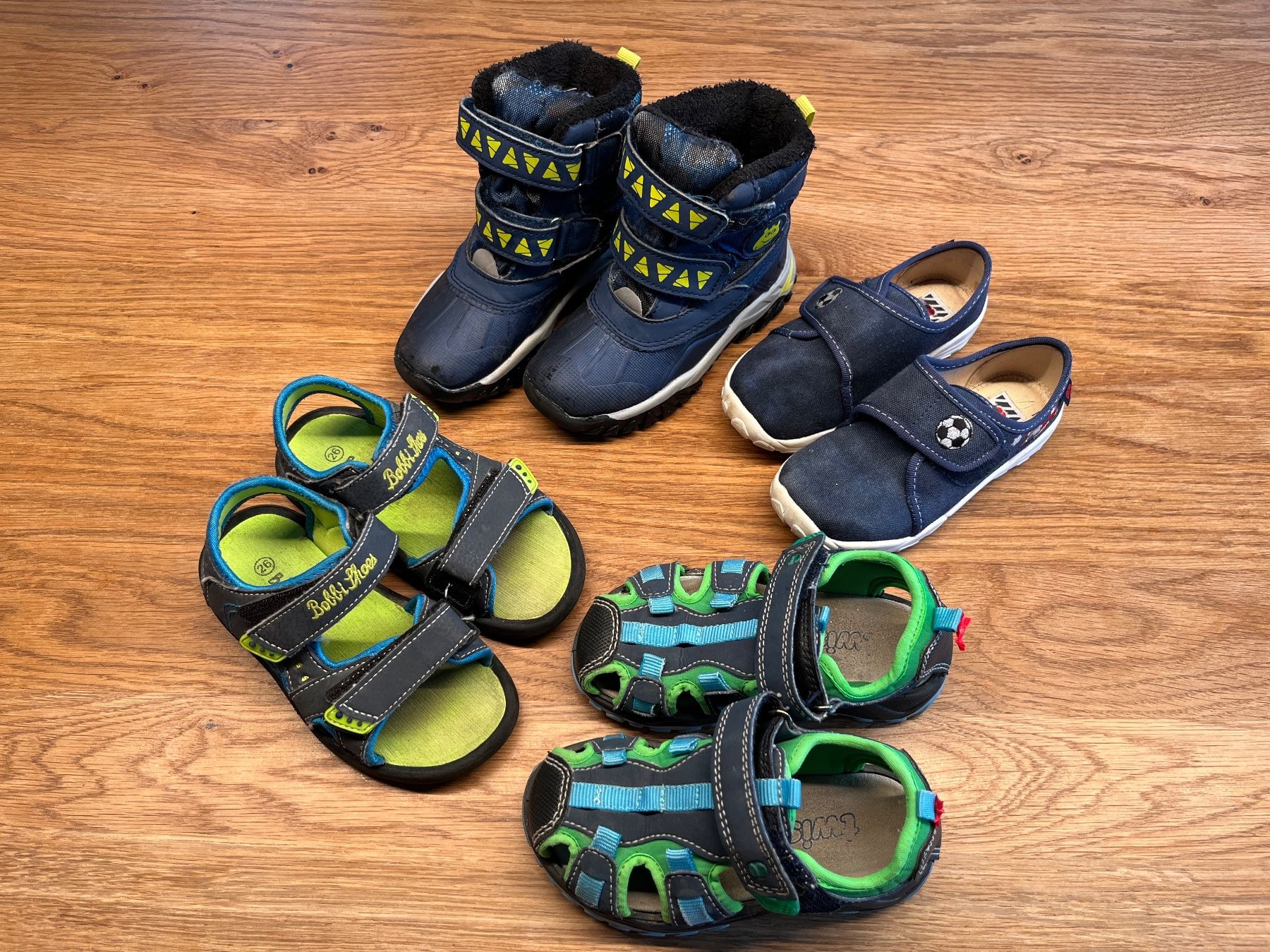 Schuhe für Jungen: Schuhpaket Grösse 26 (4 Schuhe) – Gebraucht aus Brünisried von Seisler88