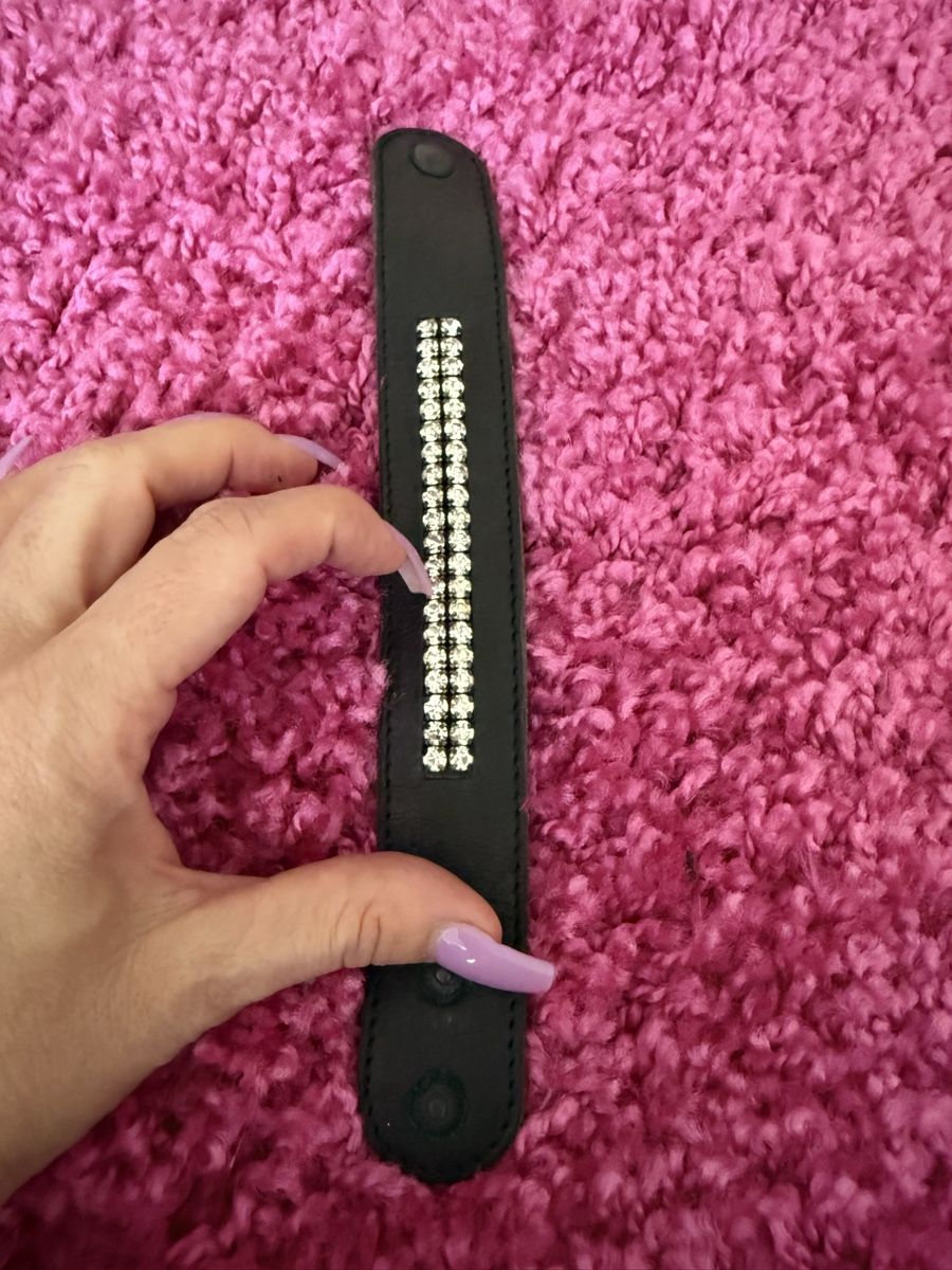 Bracciali & Braccialetti: Schwarz Leder Armband mit Strasssteinen, ein Hingucker!54 – Usato da Richterswil venduto da cobruetsch 1