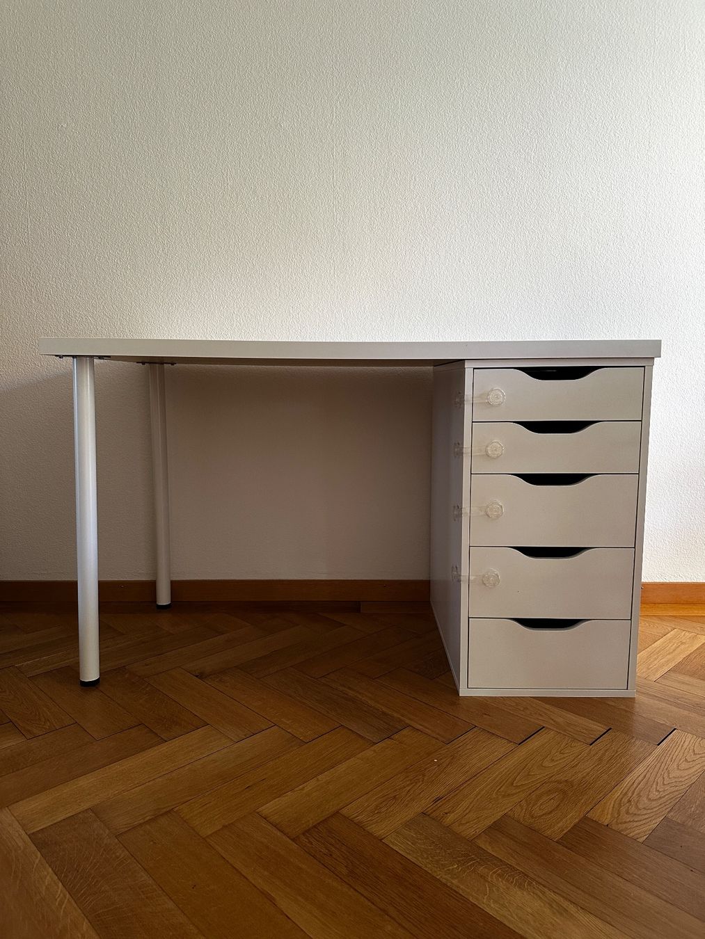 Ikea Scrivanie: Schreibtisch weiss mit Schubladen – Usato da Zürich venduto da Kaimark