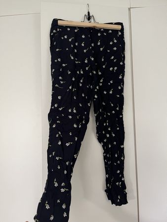 ONLY Sommerhose mit Blumenmuster, Grösse EU 36, Neuwertig