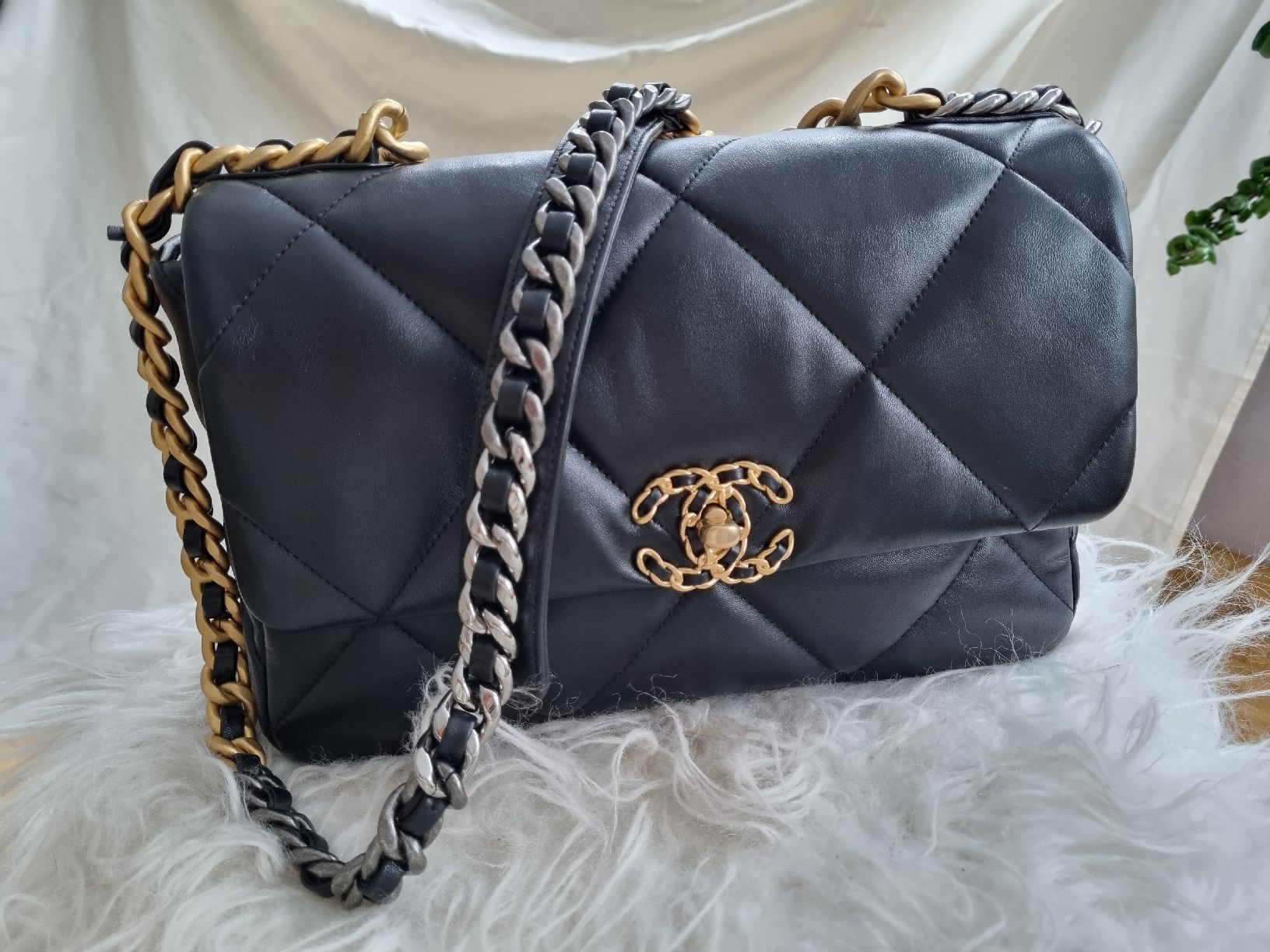Chanel Taschen für Damen: Chanel 19 Neuwertig, Medium – Neu (gemäss Beschreibung) aus Basel von lioness71 7