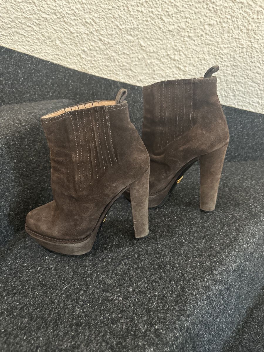 Prada Scarpe da donna: Prada Brown Suede Ankle Boots, Size 37 – Usato da Murgenthal venduto da mar_q2yf 1