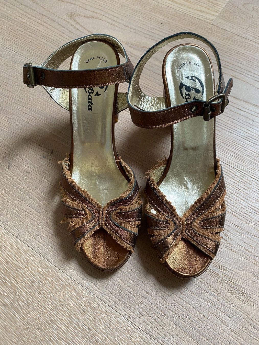 Scarpe da donna: Neue goldfarbene High Heels Grösse 35 – Nuovo (secondo la descrizione) da Winkel venduto da Flyhy2020