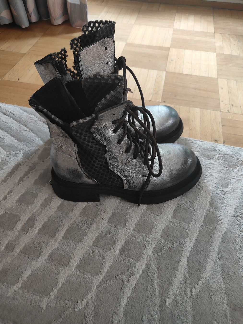 Scarpe da donna: Bottines argentées originales et confortables, taille 38 – Nuovo (secondo la descrizione) da Biel/Bienne venduto da Edi5Roli3 5