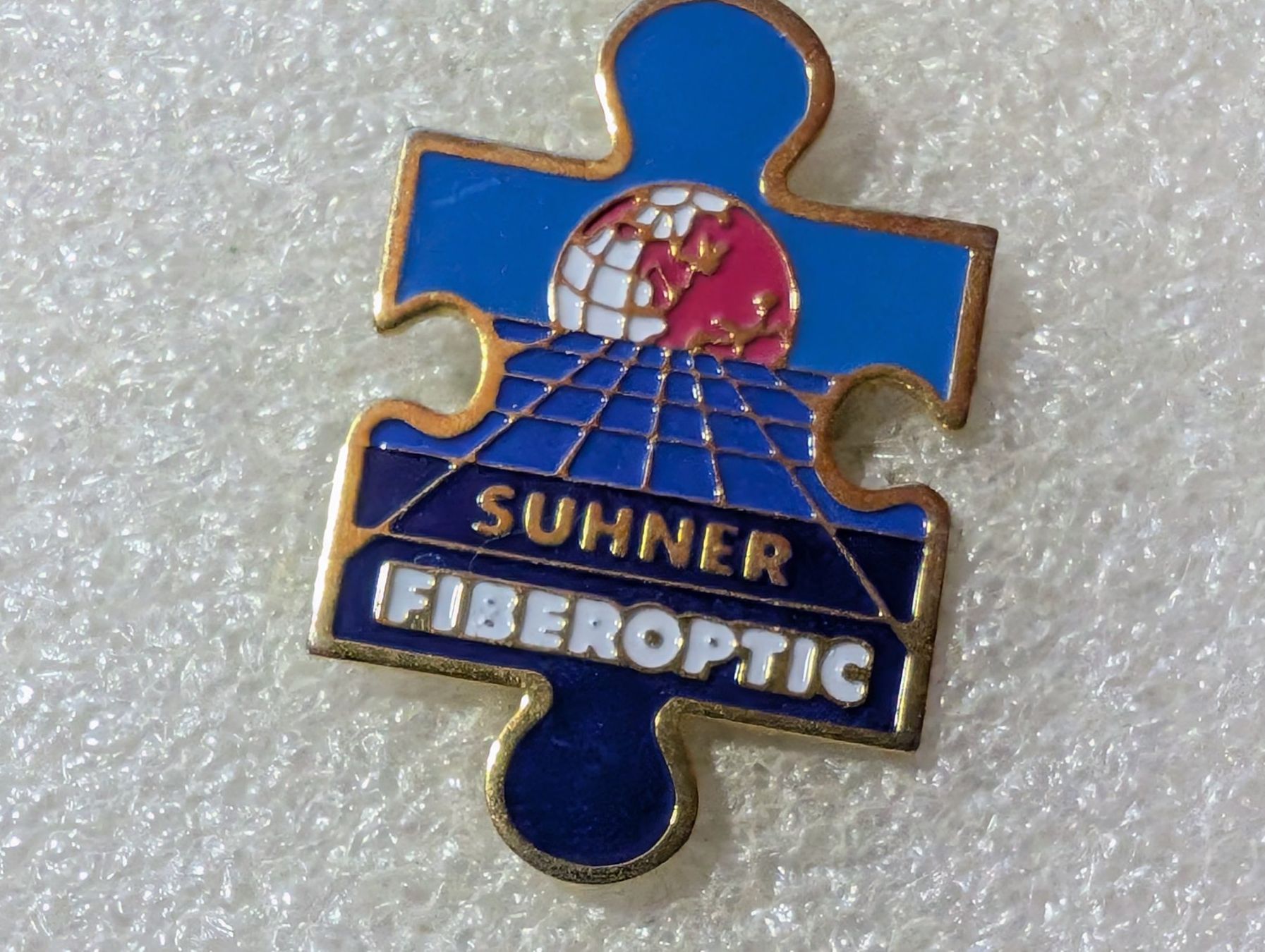 Placchette & Badge: Ansteckpin 108: Suhner – Usato da Oppligen venduto da Pin-Fall-Shop