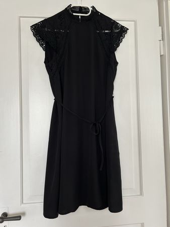 Sommerliches schwarzes Vero Moda Kleid mit Spitze, S