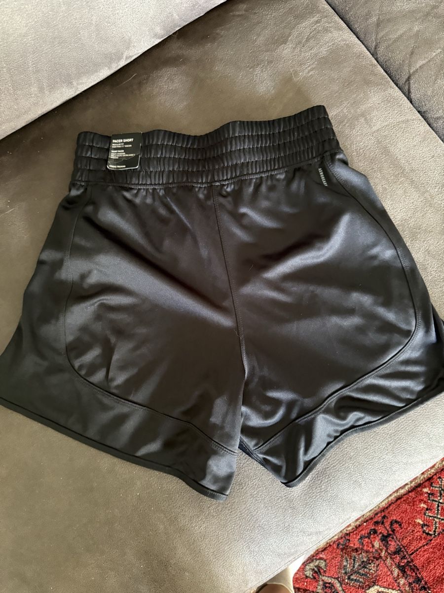 Adidas Pantaloni: Running shorts Adidas XS – Nuovo e nell'imballaggio originale da Zürich venduto da gabi_sz 1