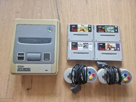 Super Nintendo Konsole mit 4 Spielen und 2 Controllern RF 